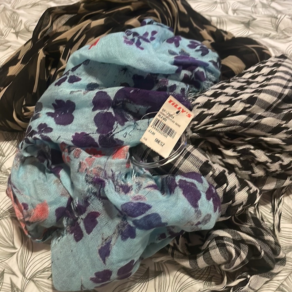Tilly’s | 3 for 1 scarves